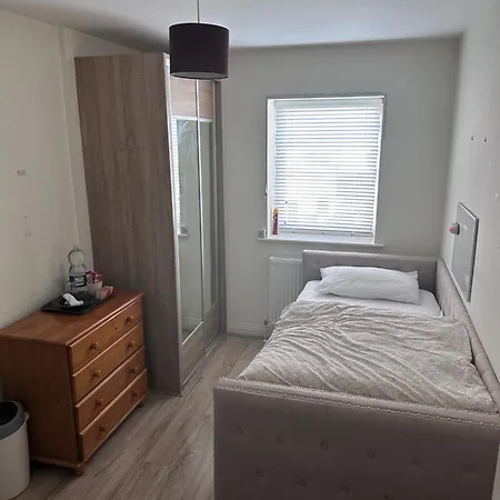 Homestay Private Single Bedroom In Beautiful House