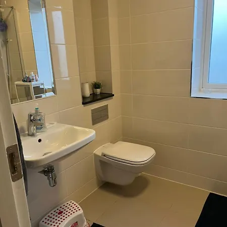 Private Single Bedroom In Beautiful House Δωμάτια σε οικογενειακή κατοικία